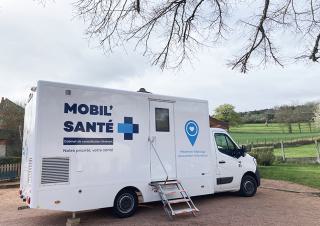 Un camping car sur lequel on peut lire mobil santé: notre priorité votre santé
