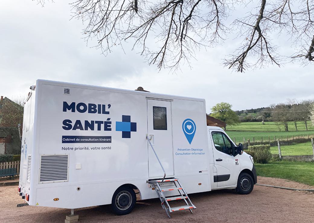 Un camping car sur lequel on peut lire mobil santé: notre priorité votre santé